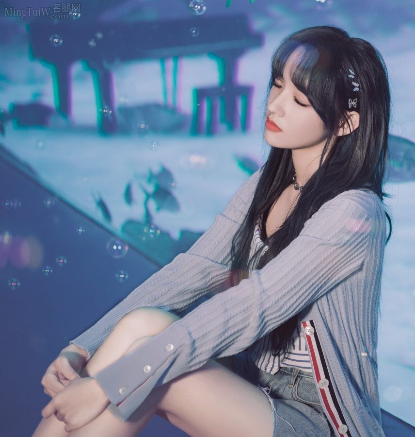 美少女程潇在海底世界展示自己纤细的美腿(3/5)