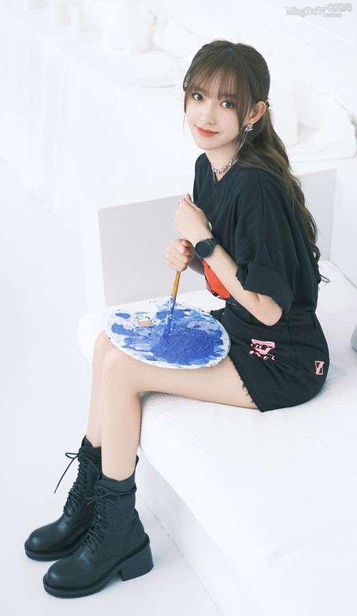 程潇坐在画室里画画美腿顺滑(1/5)
