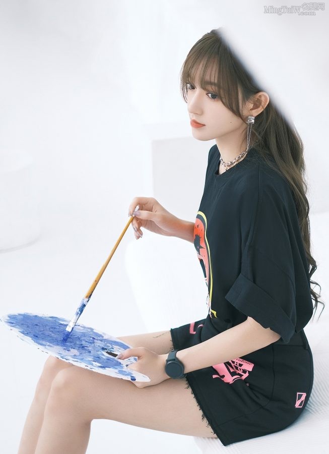 程潇坐在画室里画画美腿顺滑(3/5)