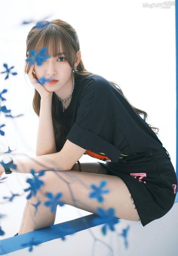 程潇坐在画室里画画美腿顺滑(4/5)