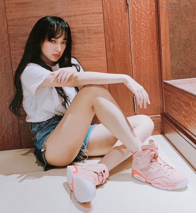 美少女程潇在家中大秀自己洁白的少女大腿(1/3)