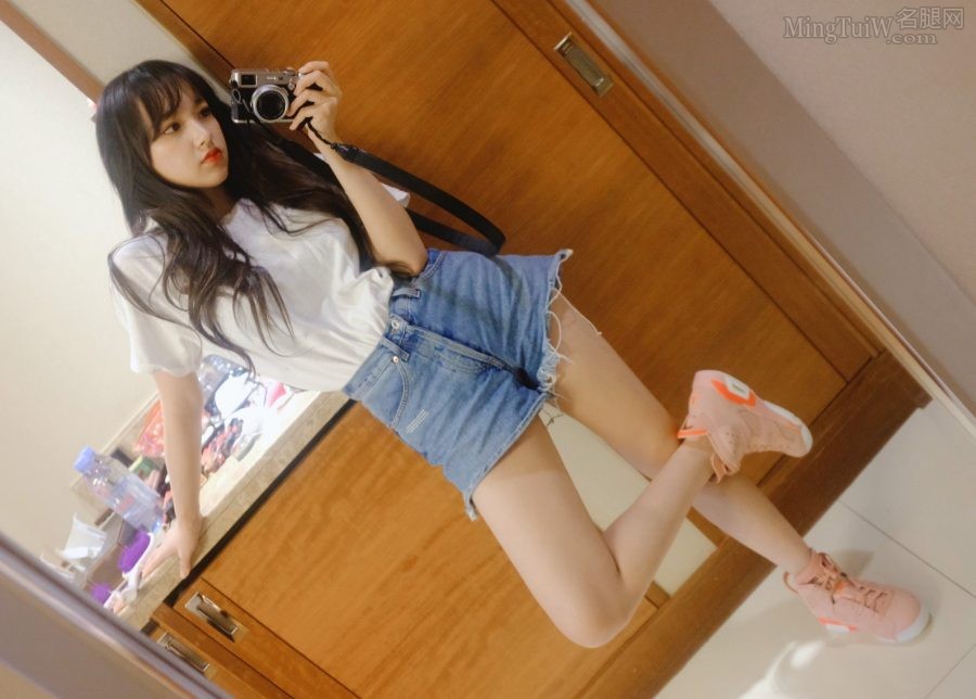 美少女程潇在家中大秀自己洁白的少女大腿(2/3)