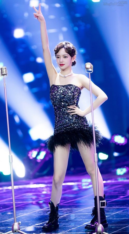 Cheng Xiao's hot dance on stage with her fair skin and beautiful legs attracts the audience(2/3)