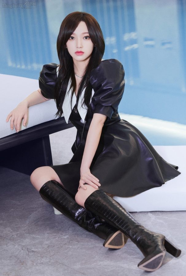 又甜又酷的美少女程潇腿穿一双高跟皮靴亮相(1/8)