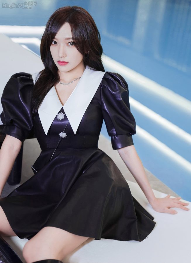 又甜又酷的美少女程潇腿穿一双高跟皮靴亮相(4/8)