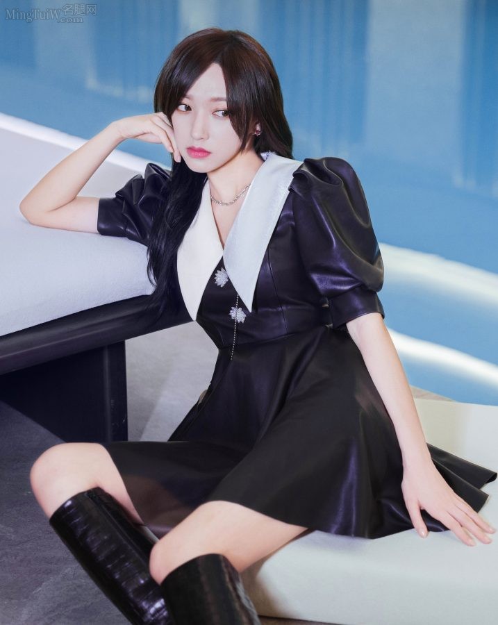 又甜又酷的美少女程潇腿穿一双高跟皮靴亮相(5/8)