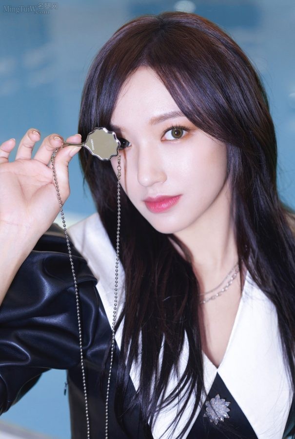 又甜又酷的美少女程潇腿穿一双高跟皮靴亮相(8/8)