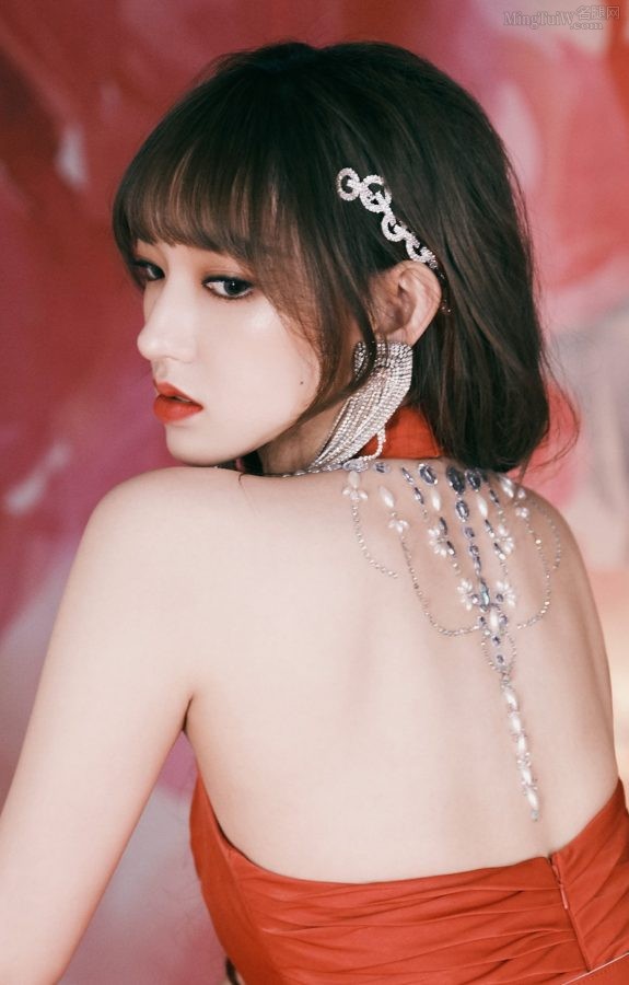 程潇穿一条性感的露背低胸红裙展现美好身体(3/4)