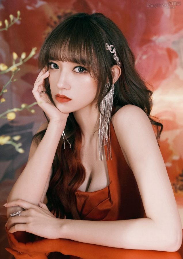 程潇穿一条性感的露背低胸红裙展现美好身体(4/4)