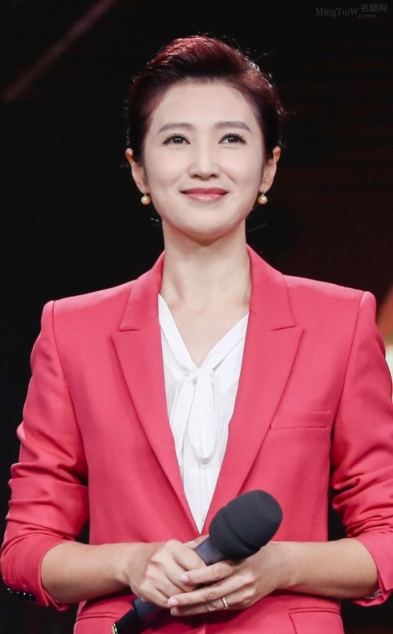 Chunni is elegant and dignified in suit and trousers with stiletto heels(4/4)