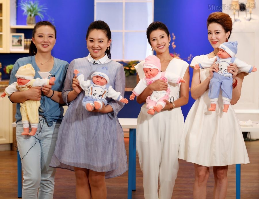 《春妮的周末时光》左起：演员孙茜、月亮姐姐、春妮、主持人李文静(1/15)
