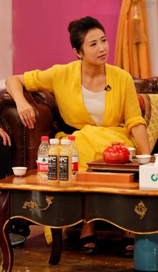 春妮主持节目里桌下的高跟脚(7/7)
