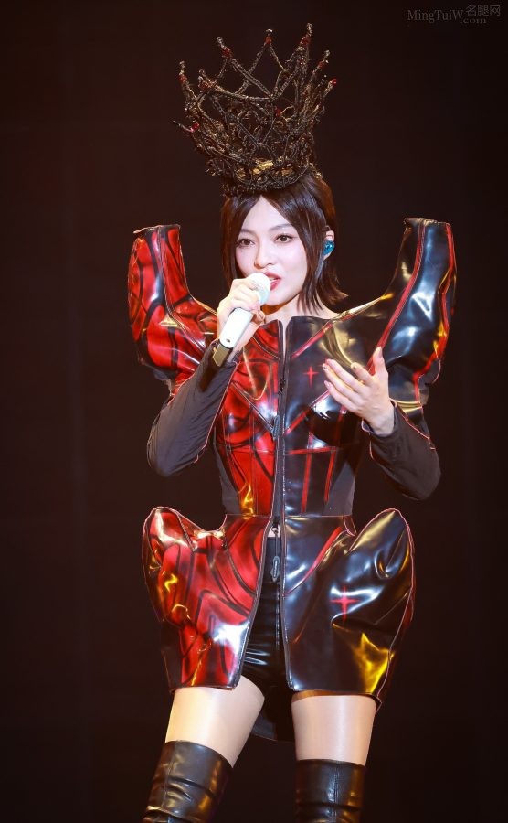 黑桃女王张韶涵美长腿穿皮靴丝袜有质感光泽(58/66)