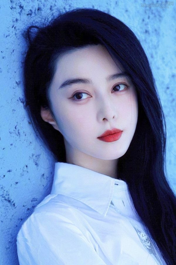 肤白貌美的美艳女星范冰冰穿白裙尖头高跟拍照(4/4)