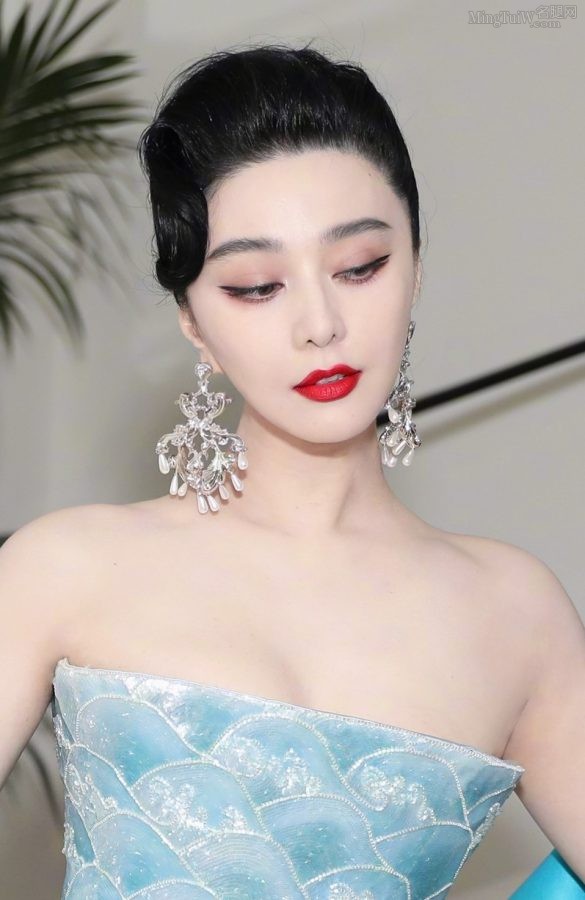 东方典雅美艳气质范冰冰两只大白兔呼之欲出(3/8)