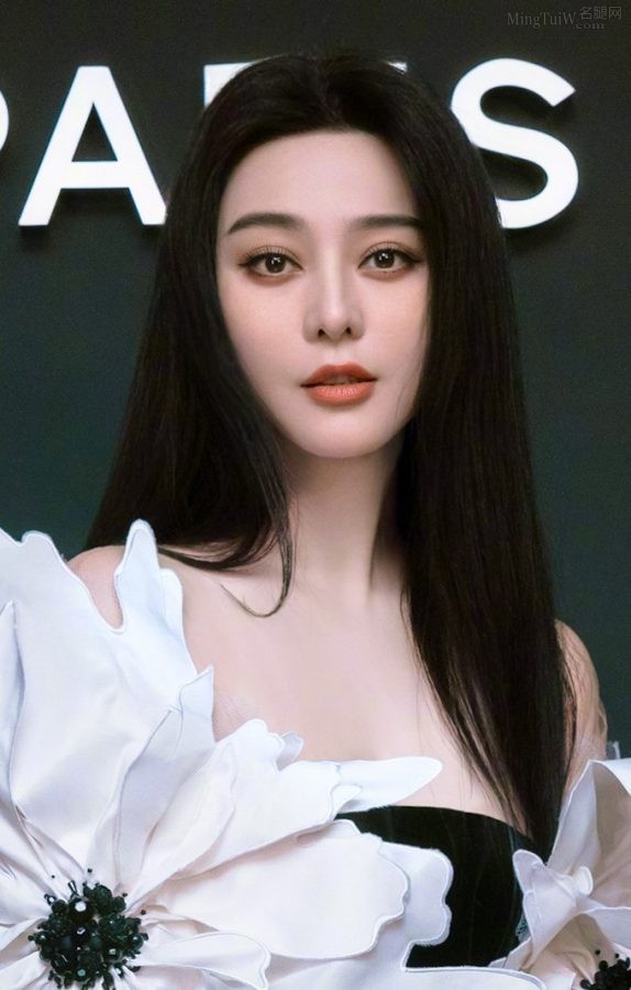 妖艳的美人范冰冰黑直发修身裙现身商业活动(2/5)