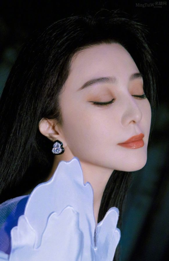 妖艳的美人范冰冰黑直发修身裙现身商业活动(5/5)