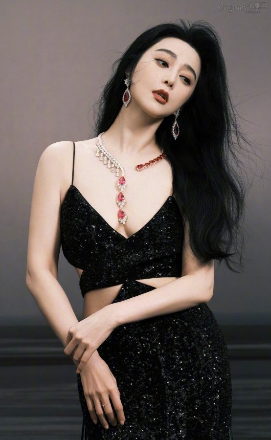 范冰冰登上捷克版《Vogue》发布光影大片写真(3/8)