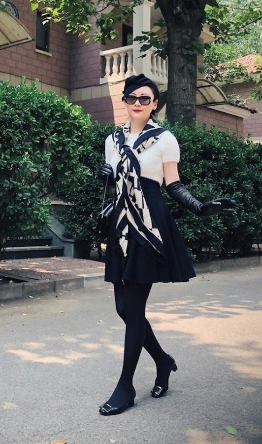 Lifestyle photos of Fu Xiaotian dressed as a lady and wearing black pantyhose(2/2)