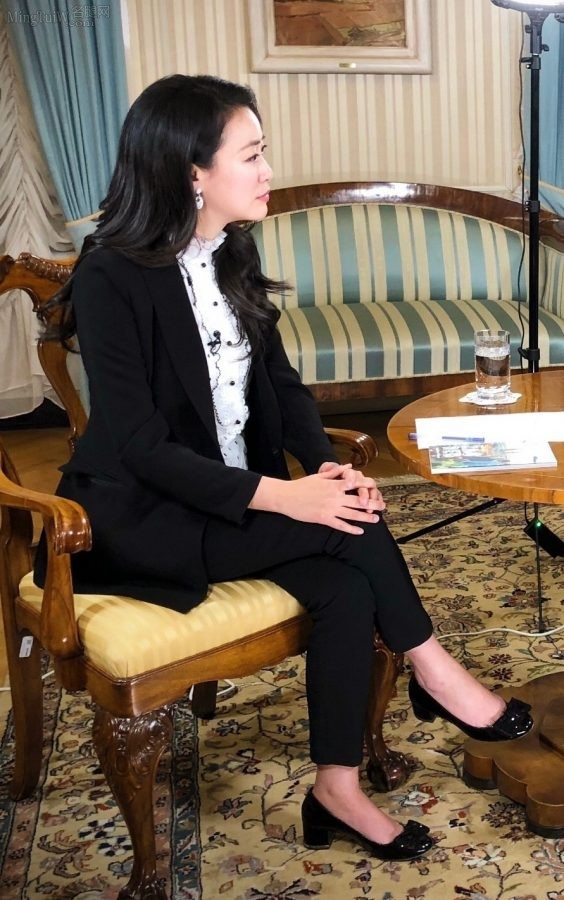气质女主持傅晓田身穿黑西装配低跟鞋翘腿采访（第1张/共2张）