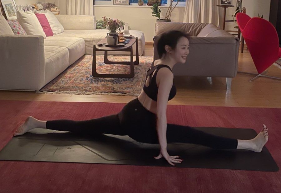 Female anchor Fu Xiaotian wears tight pants and practices yoga barefoot(1/3)