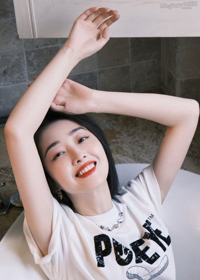 Bazaar Art Photo Blockbuster Jiang Mengjie shows off her beautiful legs in various styles(7/8)