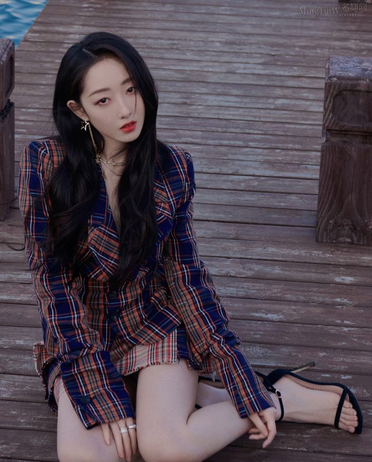 女明星蒋梦婕长腿玉足绝美造型录制《追光吧哥哥》(2/10)