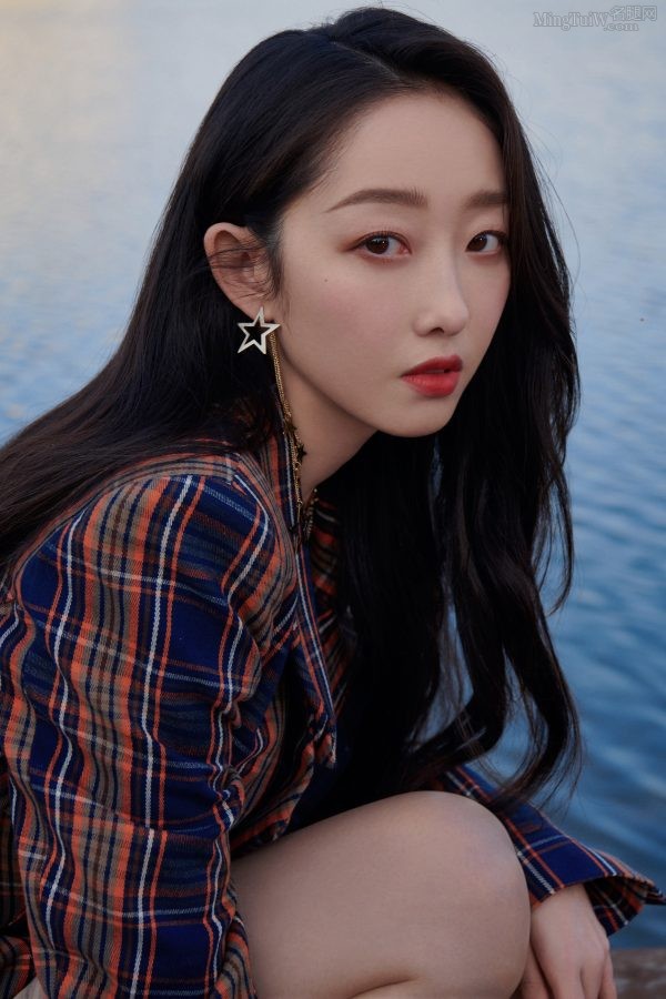 女明星蒋梦婕长腿玉足绝美造型录制《追光吧哥哥》(3/10)