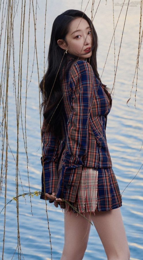 Female star Jiang Mengjie recorded "Brother, Follow the Light" with her long legs and beautiful feet(6/10)
