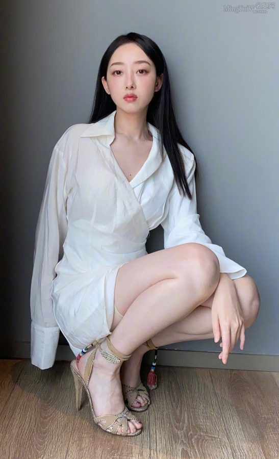 蒋梦婕脚踩凉高跟鞋蹲在地上黄色的是安全裤吗？(1/5)