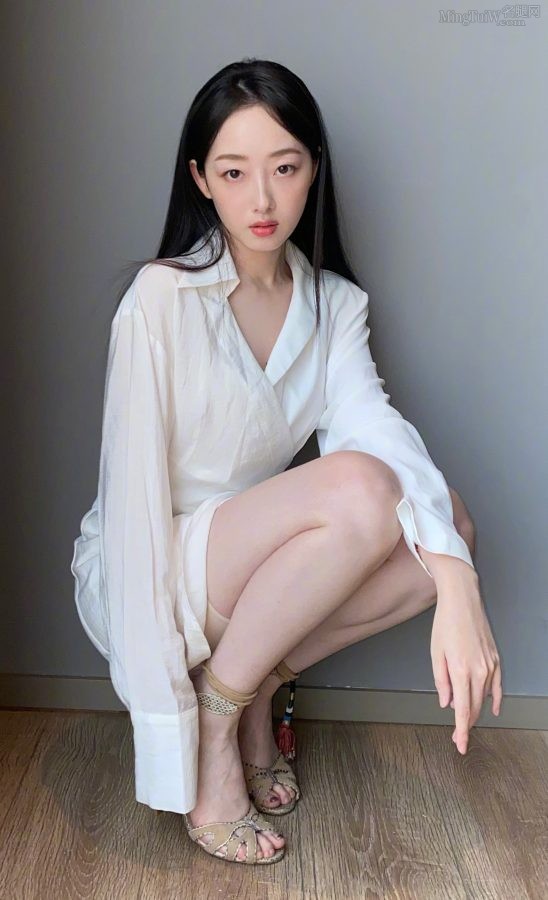 蒋梦婕脚踩凉高跟鞋蹲在地上黄色的是安全裤吗？(2/5)