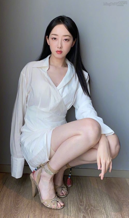 蒋梦婕脚踩凉高跟鞋蹲在地上黄色的是安全裤吗？(3/5)