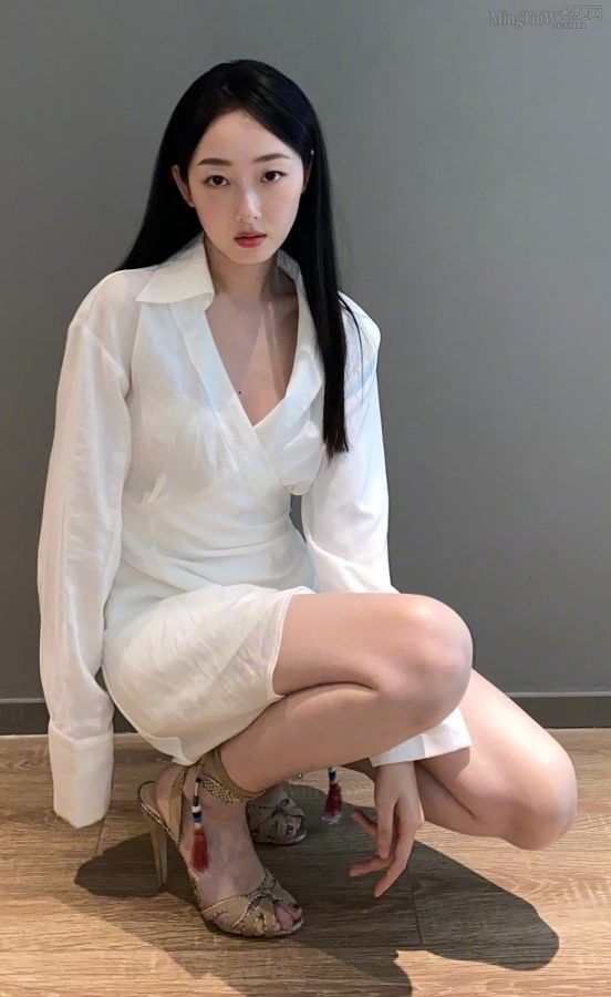 蒋梦婕脚踩凉高跟鞋蹲在地上黄色的是安全裤吗？(4/5)