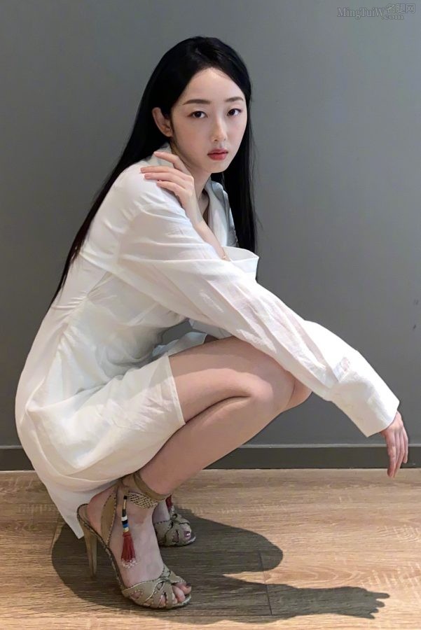 蒋梦婕脚踩凉高跟鞋蹲在地上黄色的是安全裤吗？(5/5)