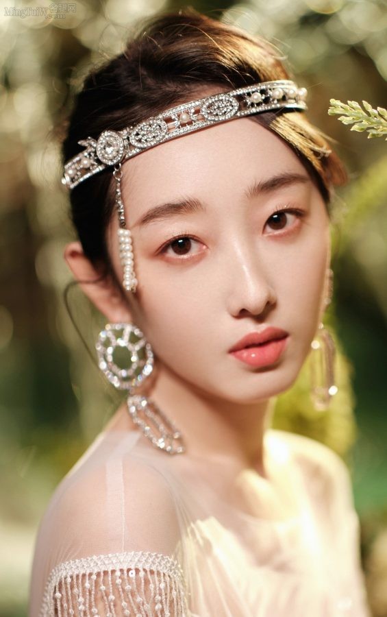 穿低胸裙尖头高跟的公主蒋梦婕梦幻美照(4/7)