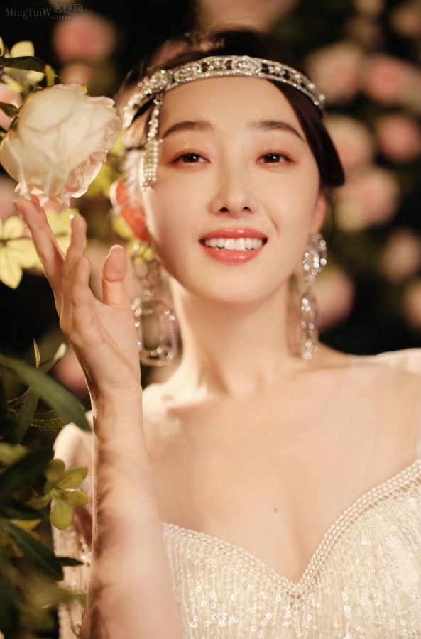 穿低胸裙尖头高跟的公主蒋梦婕梦幻美照(5/7)