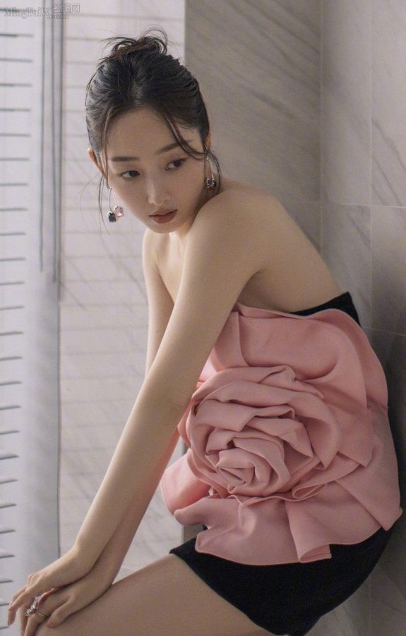 蒋梦婕身着一条挂花小黑裙，白皙长腿美足踩凉鞋高跟(3/5)