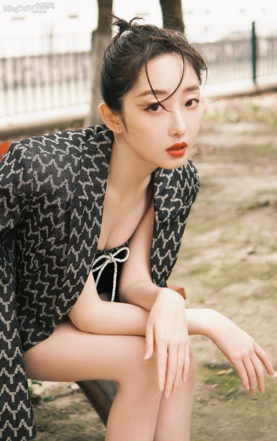 美佳人蒋梦婕红唇美脸大秀白沟(1/6)
