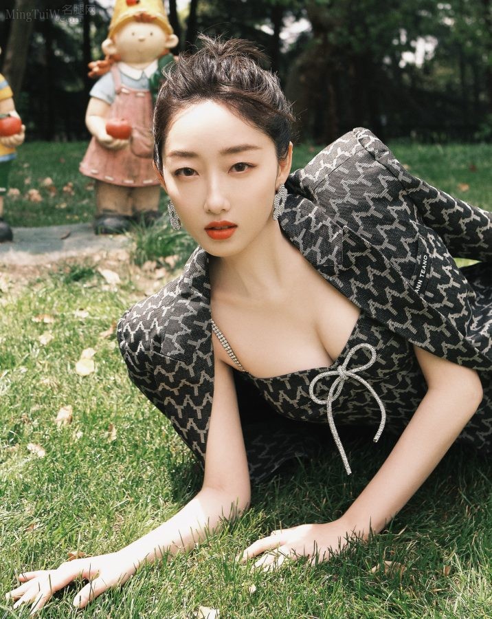 美佳人蒋梦婕红唇美脸大秀白沟(2/6)