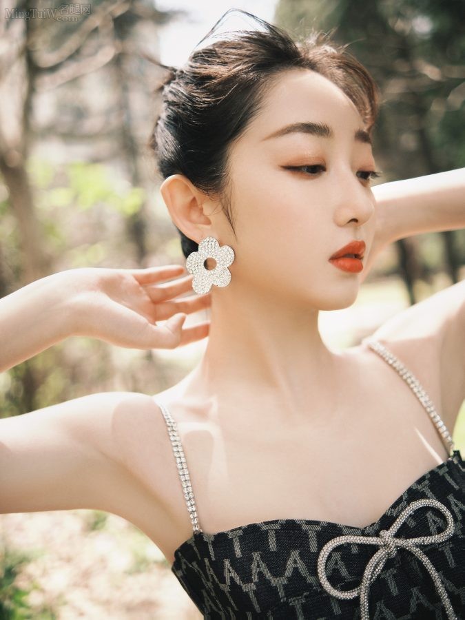 美佳人蒋梦婕红唇美脸大秀白沟(4/6)