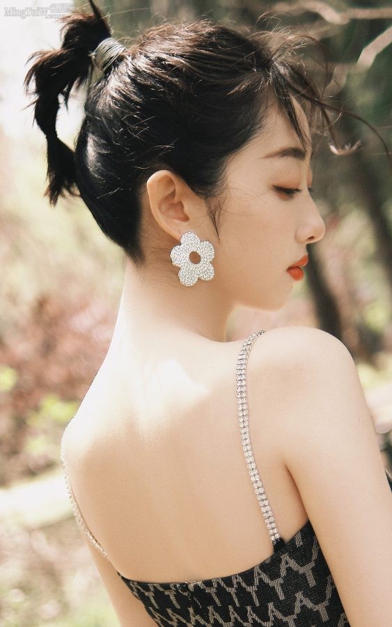 美佳人蒋梦婕红唇美脸大秀白沟(5/6)
