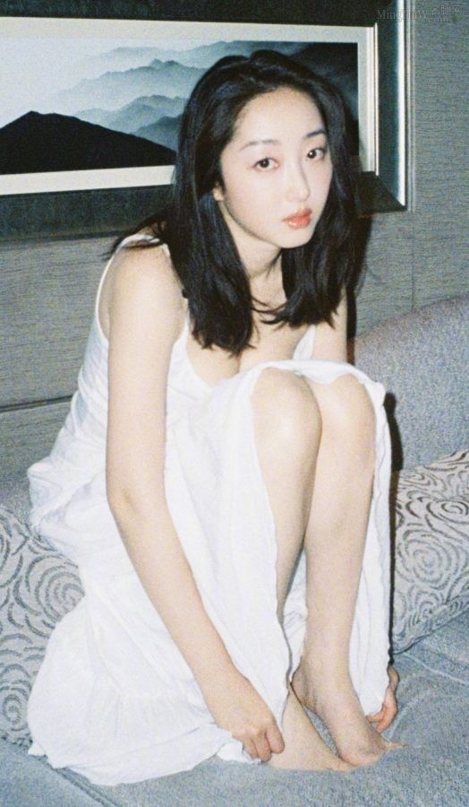 蒋梦婕居家美照：她穿着低胸吊带裙露出可爱白脚丫(2/9)