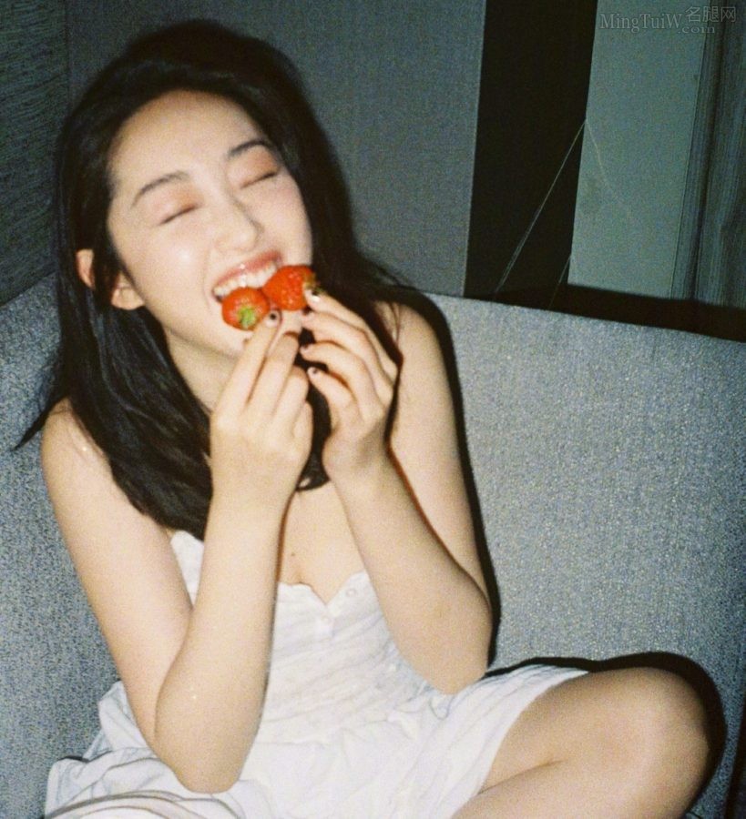 蒋梦婕居家美照：她穿着低胸吊带裙露出可爱白脚丫(8/9)
