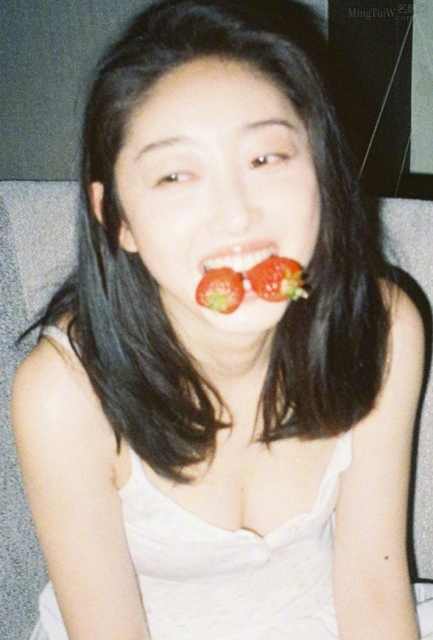 蒋梦婕居家美照：她穿着低胸吊带裙露出可爱白脚丫(9/9)