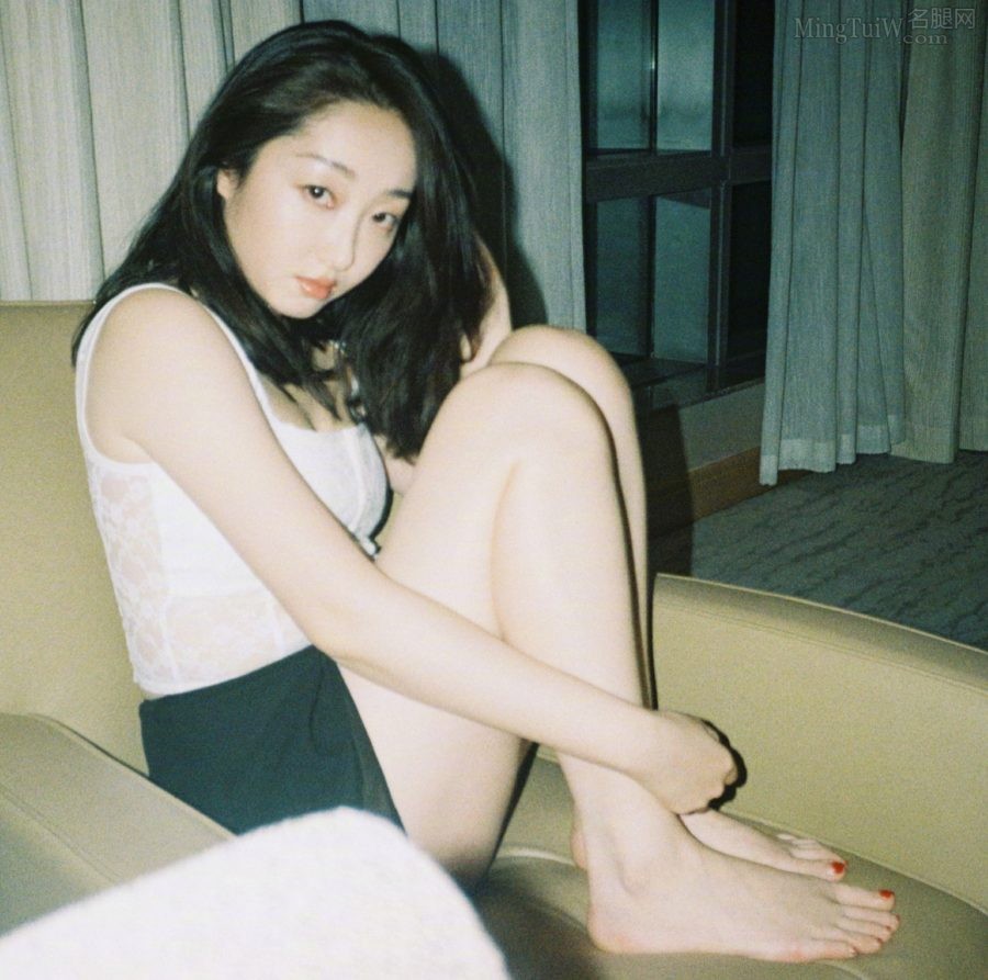 蒋梦婕居家美照：穿吊带背心配黑色短裤展现光滑美腿(1/9)