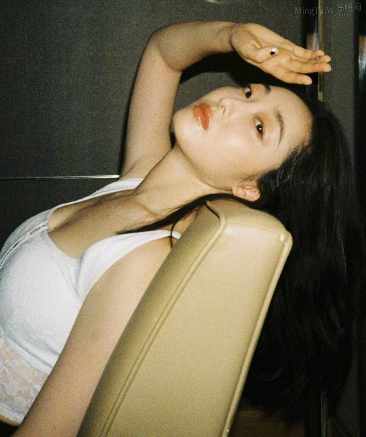 蒋梦婕居家美照：穿吊带背心配黑色短裤展现光滑美腿(3/9)