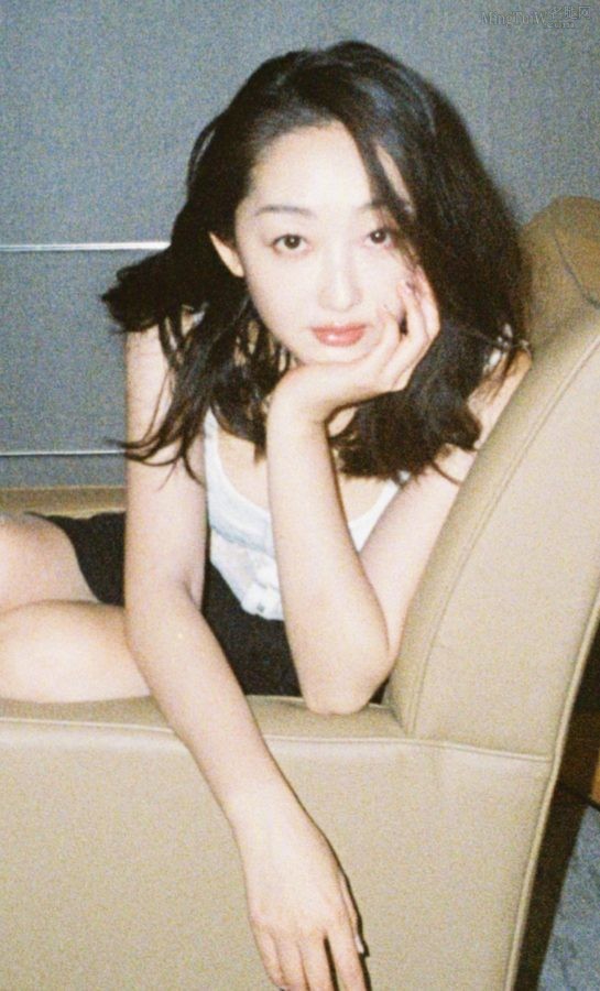 蒋梦婕居家美照：穿吊带背心配黑色短裤展现光滑美腿(6/9)