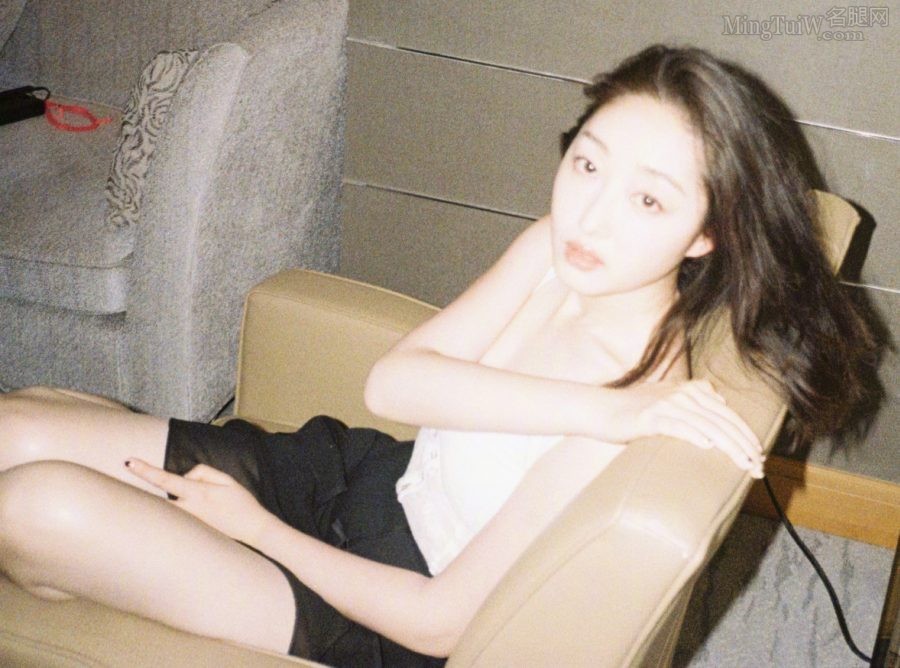 蒋梦婕居家美照：穿吊带背心配黑色短裤展现光滑美腿(7/9)