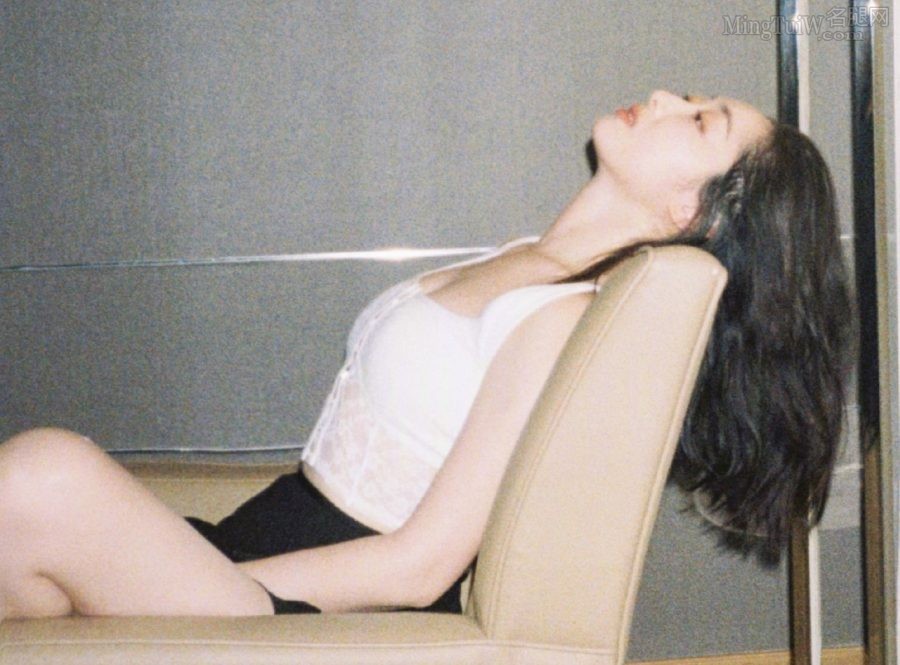 蒋梦婕居家美照：穿吊带背心配黑色短裤展现光滑美腿(8/9)