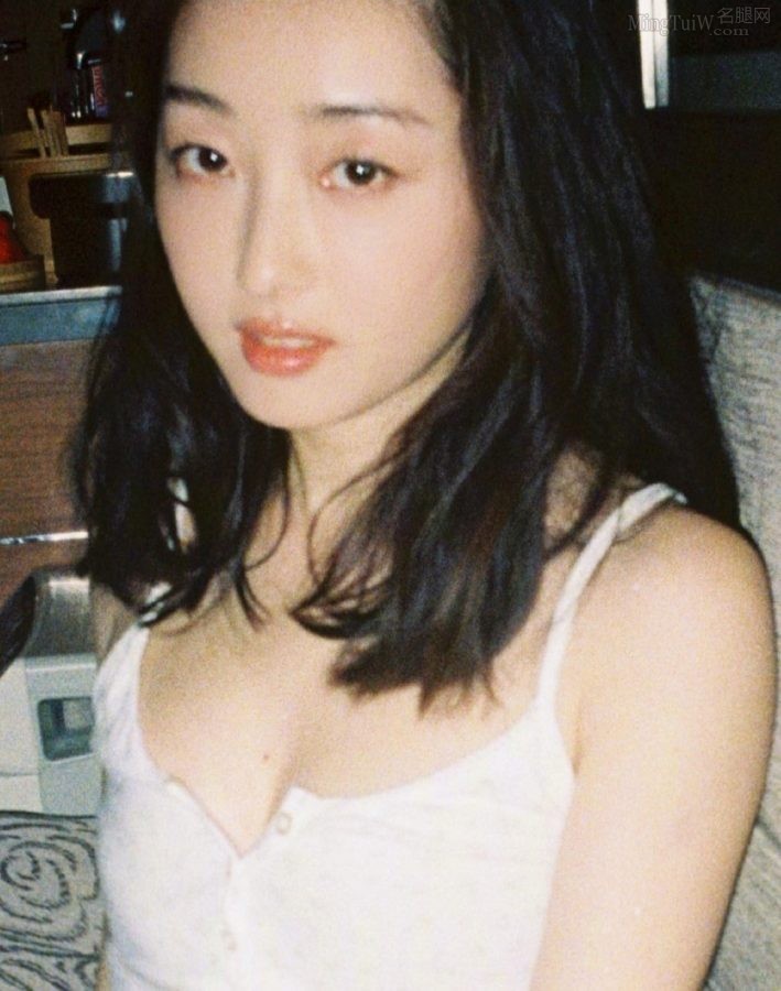 蒋梦婕居家美照：穿吊带背心配黑色短裤展现光滑美腿(9/9)